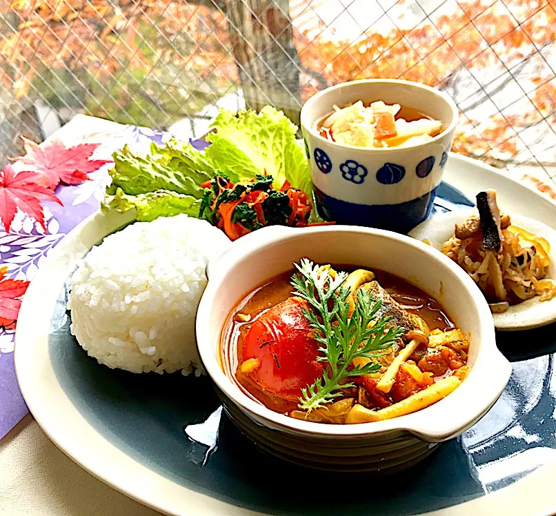 昼ごはん  鯖トマトの和風カレー🍛|砂雪さん