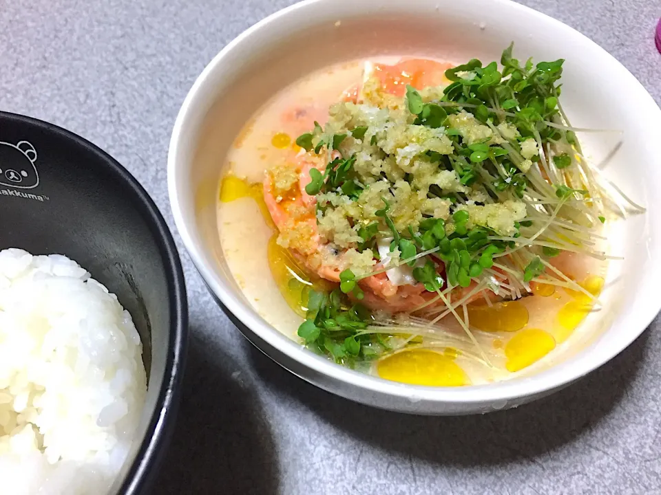 鮭の中骨缶（ブロッコリースプラウト・おろし生姜・オリーブオイル・天然塩）
 #低fodmap  #食事制限  #小腸細菌異常増殖症  #sibo|gekoさん