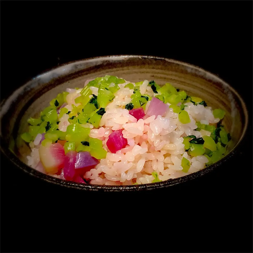 佐野未起の料理 ホエーの白菜漬けの要領で大根の葉を漬けて#紅芯大根の炊き込みご飯|佐野未起さん