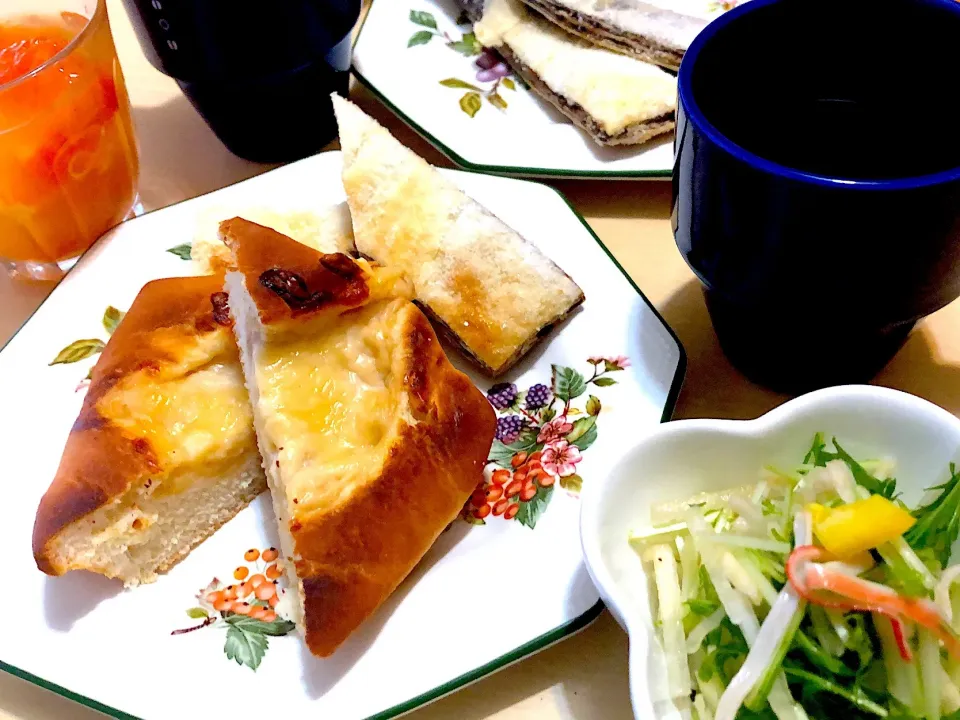 Snapdishの料理写真:11／18朝食  #朝ごはん 
シチューパン チョコスティックパイ サラダ フルーツポンチ コーヒー|おさんどんさん