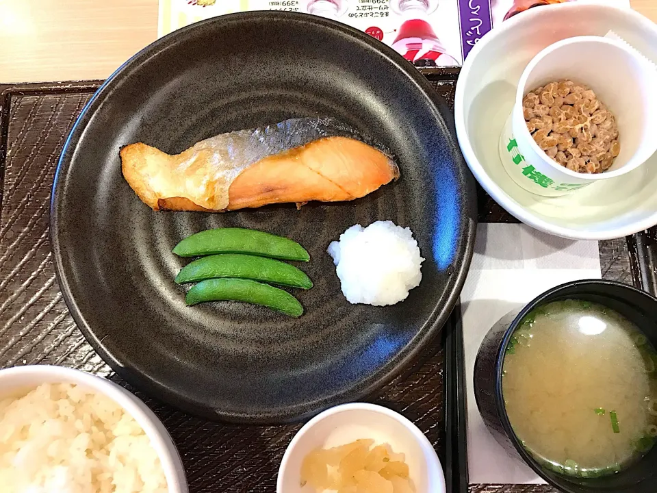 焼鮭朝定食に納豆|マハロ菊池さん