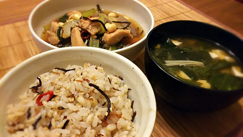 Snapdishの料理写真:鶏肉とひじきの煮物、
ﾏｰｶﾞﾘﾝ醤油ひじきご飯～
の晩ごはん✨|kaz(*･ω･)さん