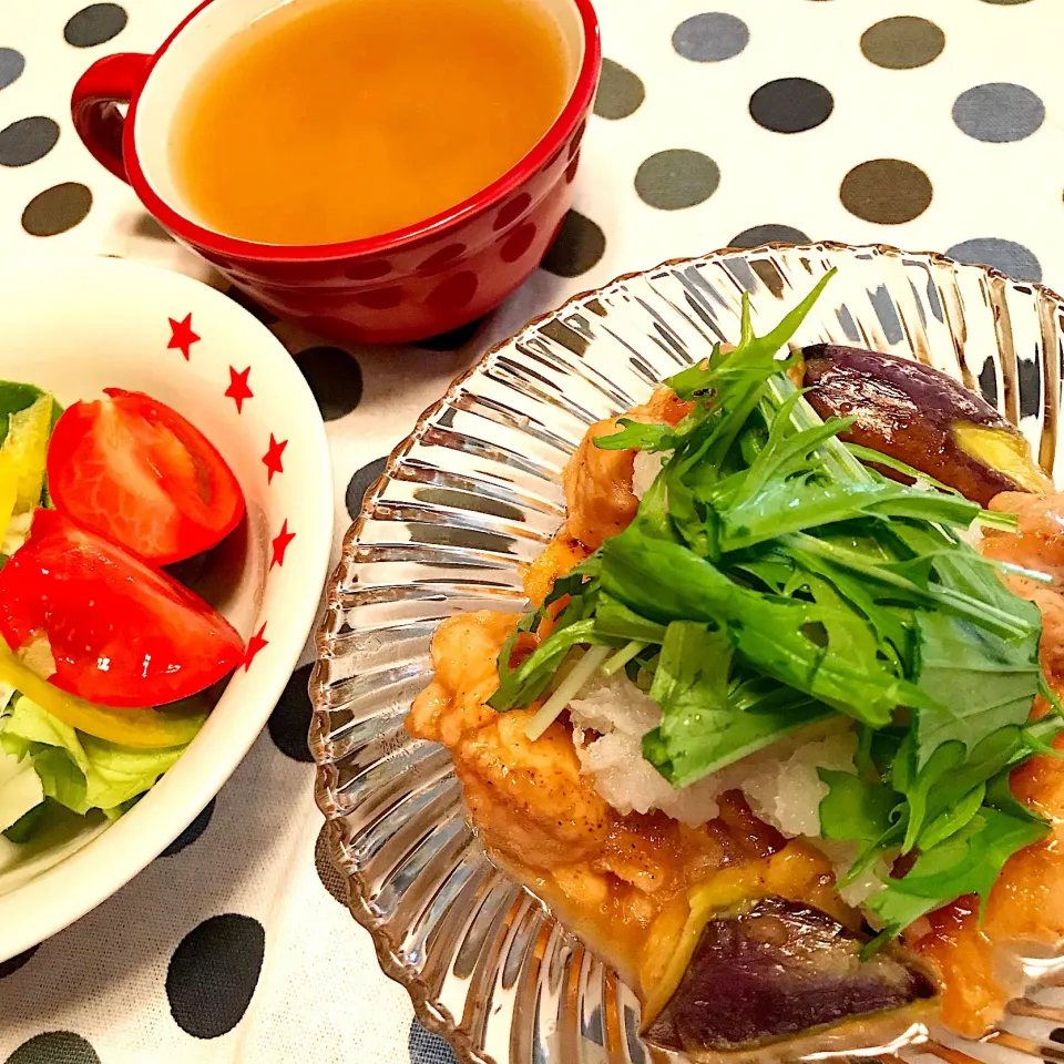 なすと鶏肉の甘酢みぞれ炒め♡里芋のお味噌汁♡|まゆかさん