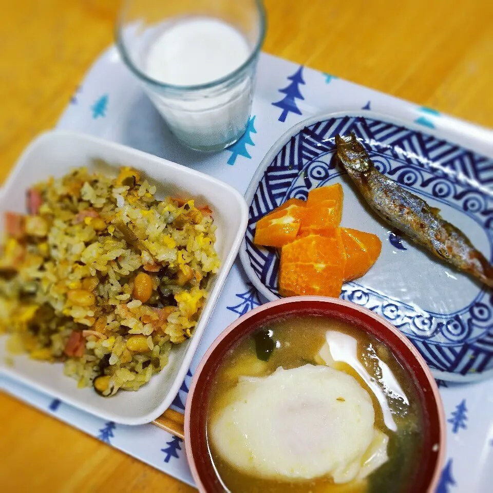 Snapdishの料理写真:蒸し大豆と高菜の炒飯 子持ちシシャモ|mughi-cafeさん