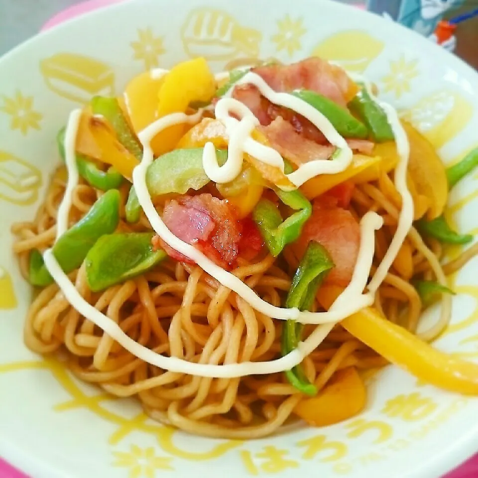 ベーコンと緑ピーマン黄パプリカの焼きそば😋🍴|もんさん