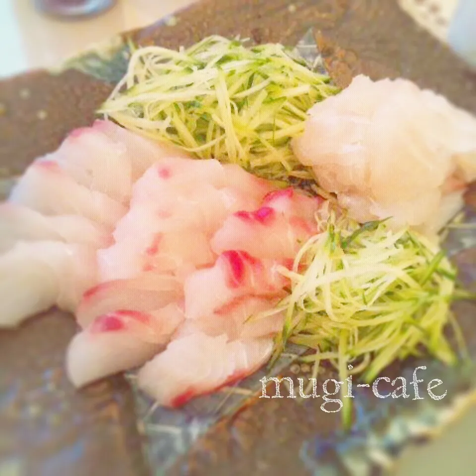 Snapdishの料理写真:桜鯛♪お刺身　板造りと薄造り|mughi-cafeさん