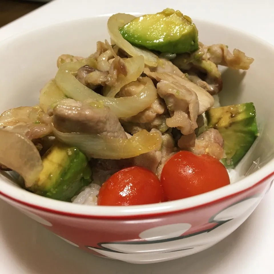 トマトとアボカドの豚丼|まちゃこさん