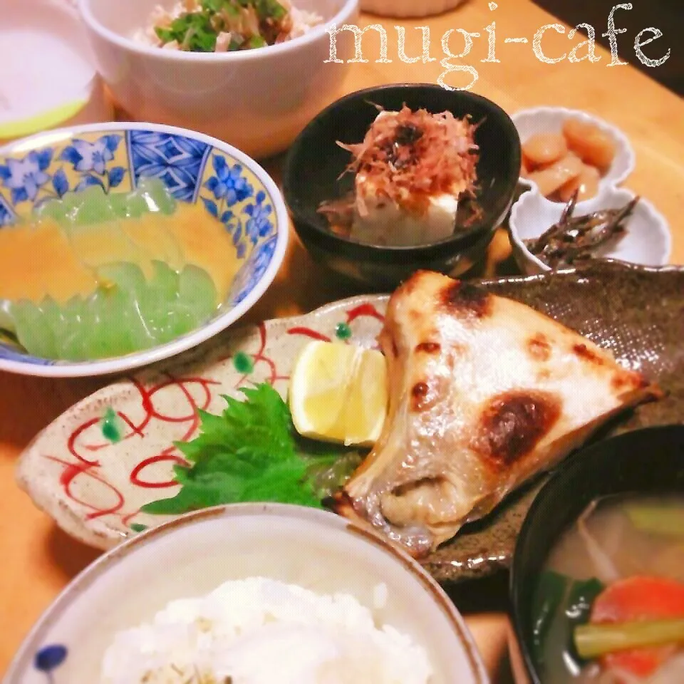 Snapdishの料理写真:鰤カマの塩焼き♪の夕食|mughi-cafeさん