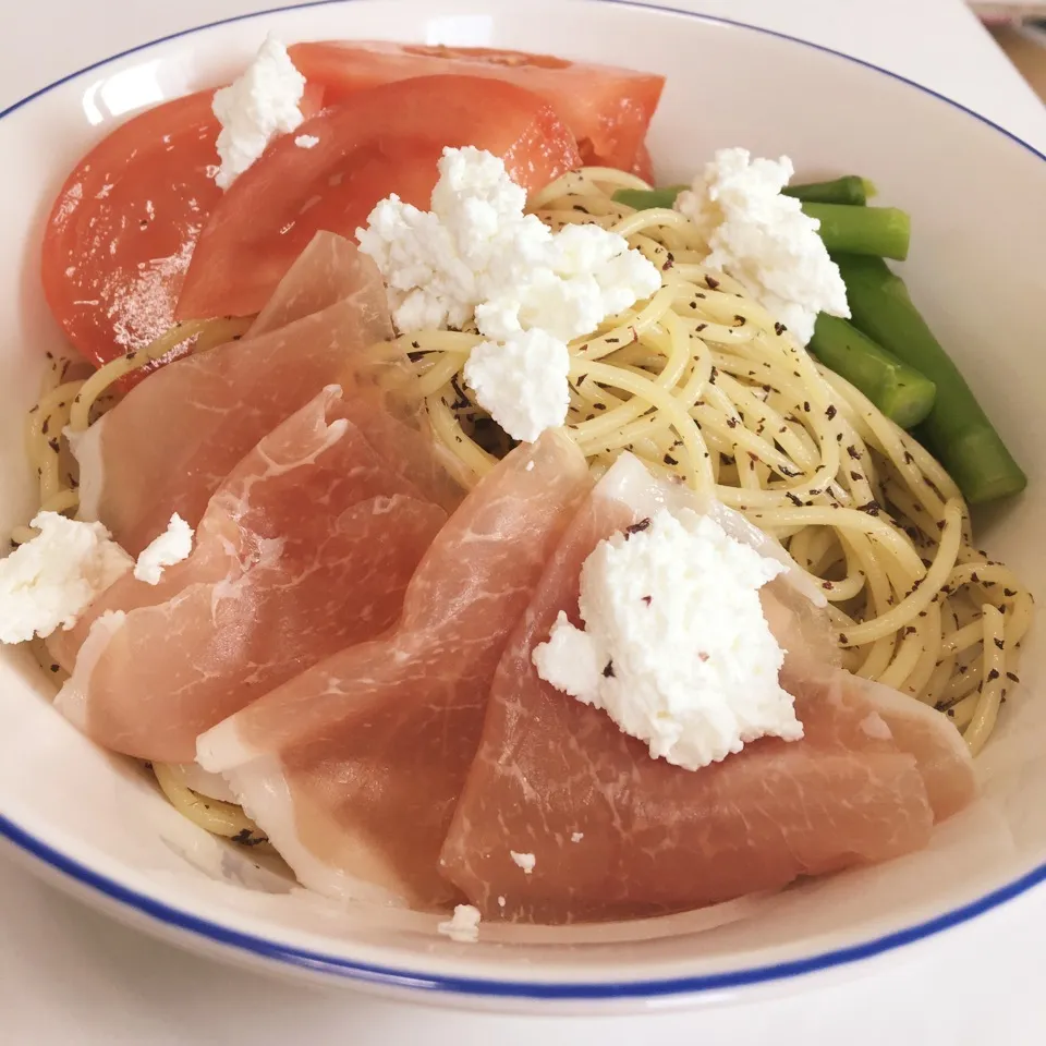 Snapdishの料理写真:さっぱり💕お野菜と生ハムチーズのゆかりパスタ|まちゃこさん