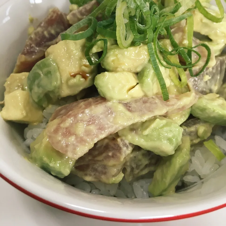 Hawaii🌺風のマグロとアボカドのポキ丼|まちゃこさん