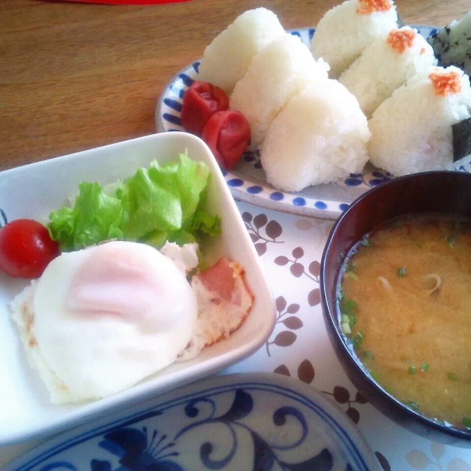 Snapdishの料理写真:たまにはおにぎりの朝食|mughi-cafeさん