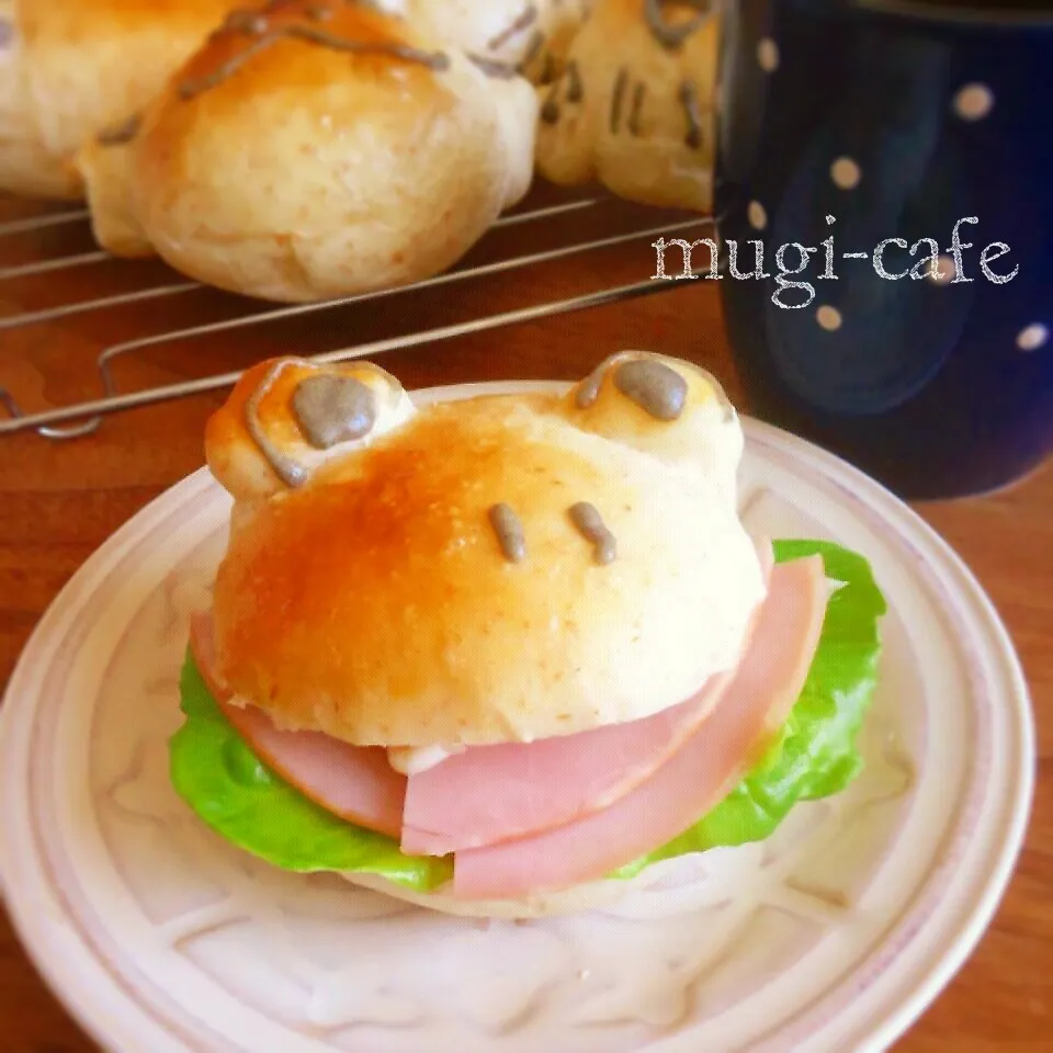 Snapdishの料理写真:かえるぱん♪ハムサンド|mughi-cafeさん