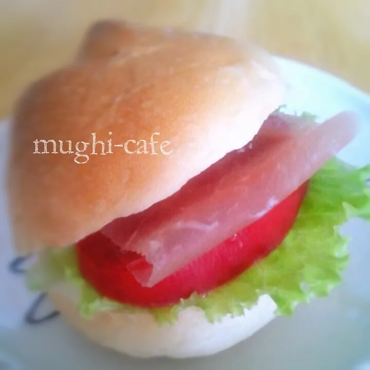 自家製プチパンの生ハムサンド|mughi-cafeさん