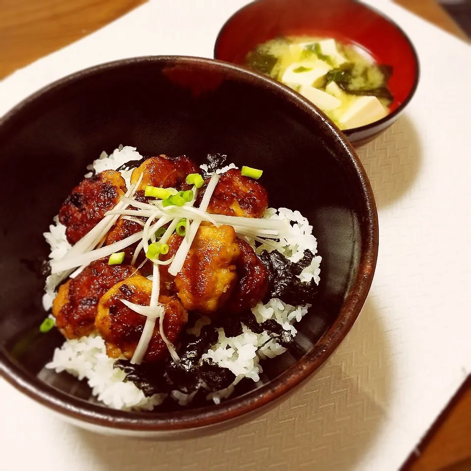 Snapdishの料理写真:鶏ひき肉とはんぺんの鶏つくね丼♡真似っこつくね|まるおさん