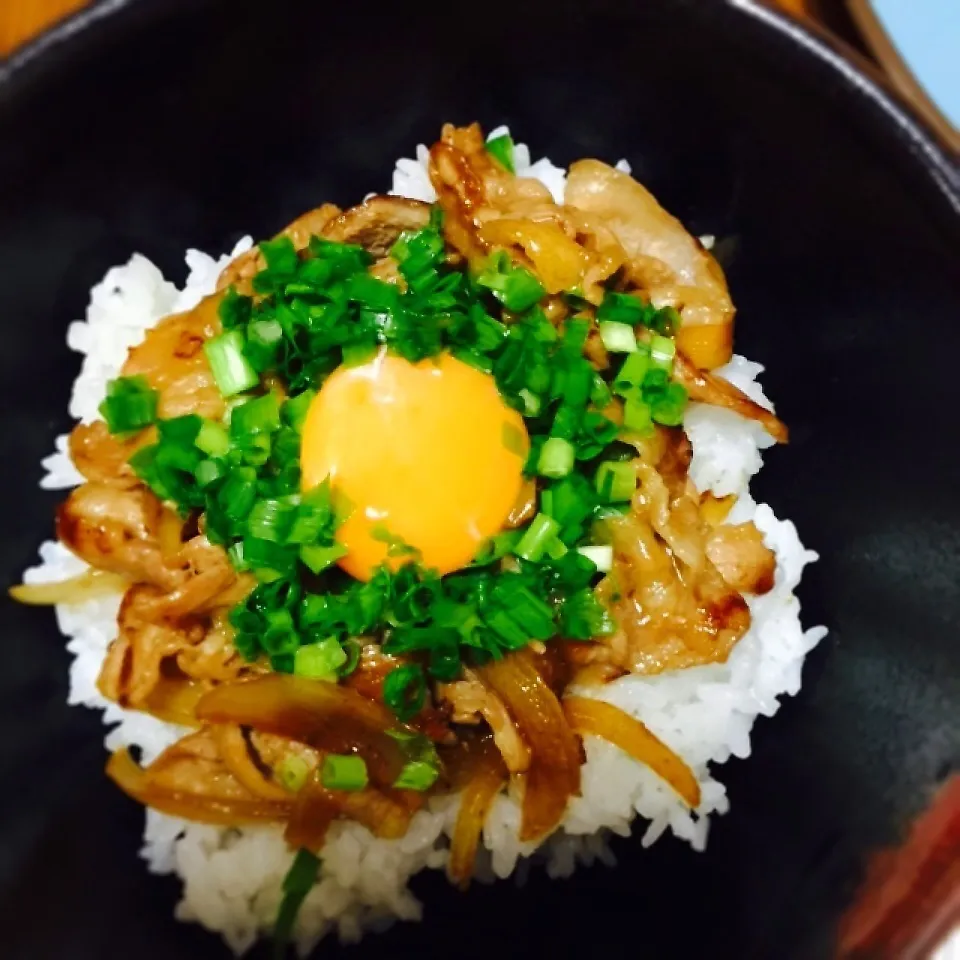 真似っこ♡こってり甘辛ネギ玉豚丼♡|まるおさん