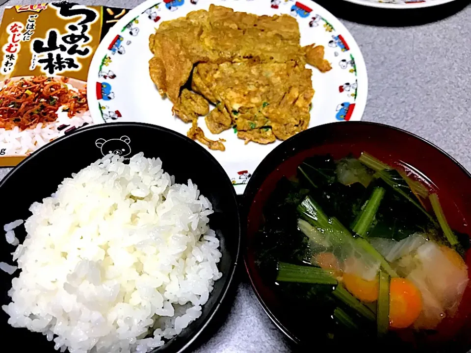 Snapdishの料理写真:フランスの岩塩かけて食べた #昼飯 白米、ブロッコリースプラウトおかかカレー風味玉子焼き、小松菜生姜人参大根味噌汁|ms903さん