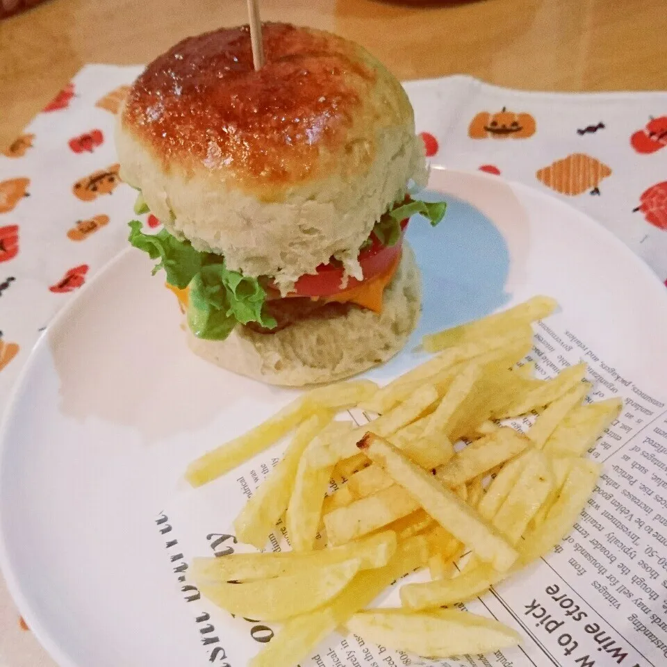 Snapdishの料理写真:手作りハンバーガー🍔✨|yukitさん