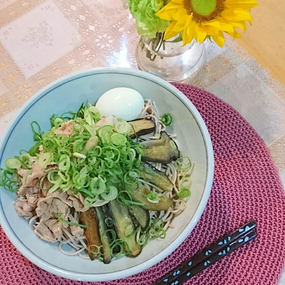 Snapdishの料理写真:冷やしぶっかけ蕎麦🍆揚げ茄子と豚しゃぶ入り|yukitさん