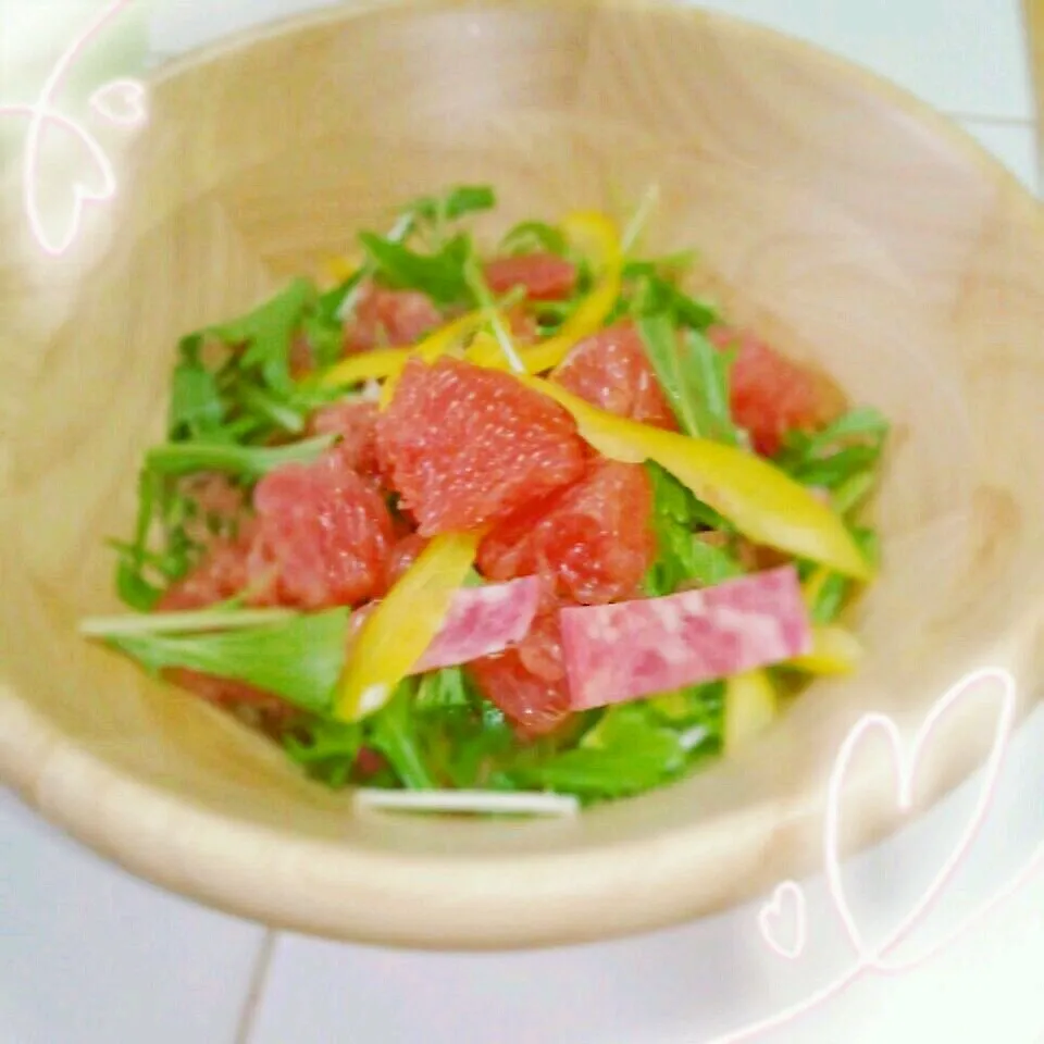 ﾋﾟﾝｸｸﾞﾚﾌﾙと水菜のサラダ|meggyさん