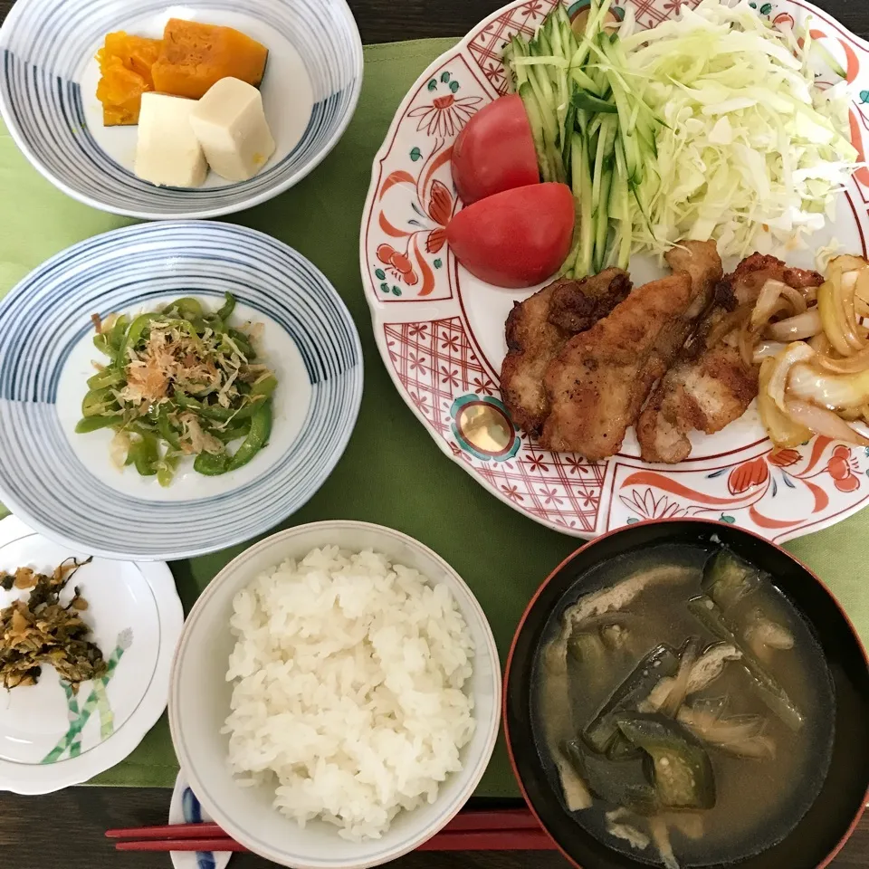 Snapdishの料理写真:焼き色が綺麗な、豚肉の生姜焼き定食。|tamemitiさん