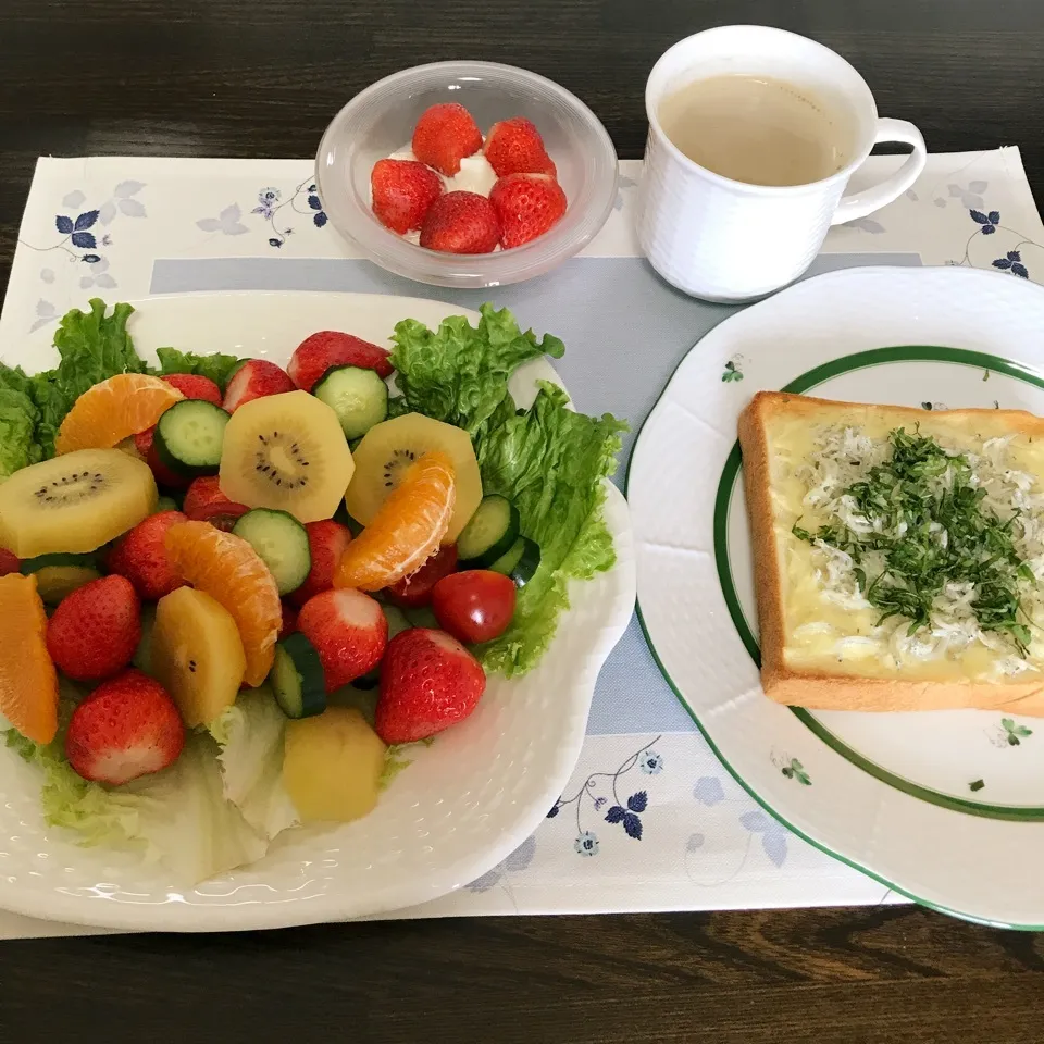 紫外線対策美容サラダと生シラスチーズトーストの朝食。|tamemitiさん