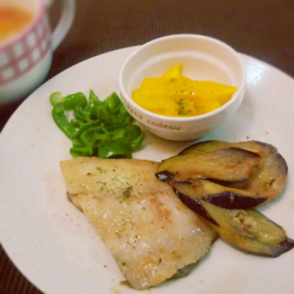 Snapdishの料理写真:お魚ﾒｲﾝの夕食～ｶﾚｲのﾑﾆｴﾙﾚﾓﾝﾊﾞﾀｰ醤油～|meggyさん