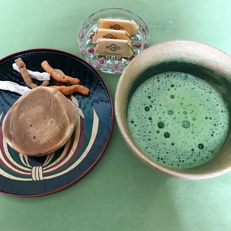 Snapdishの料理写真:御OOとかりんとうとチョコでお昼のひととき。|tamemitiさん