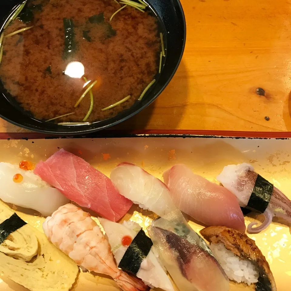 Snapdishの料理写真:穴場のお寿司屋さんでランチ。|tamemitiさん