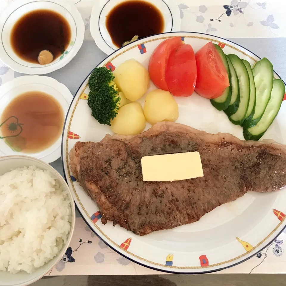 デッカイステーキ食べるよん💕|tamemitiさん