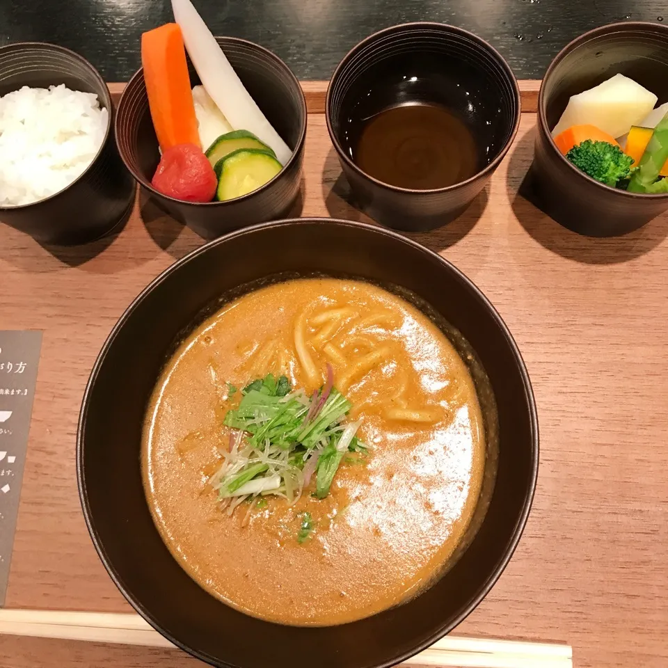 外で朝からカレーうどんを💕|tamemitiさん