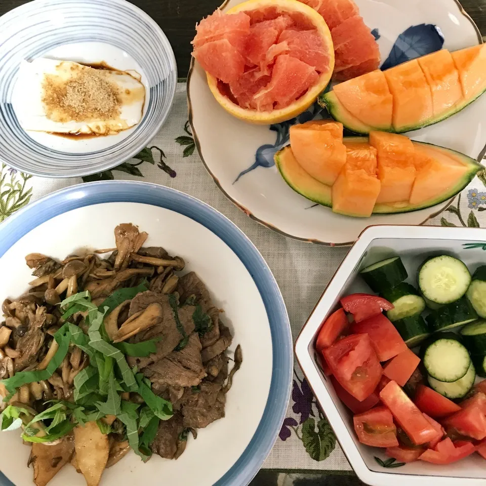 キノコと牛肉の炒め物と夏野菜|tamemitiさん