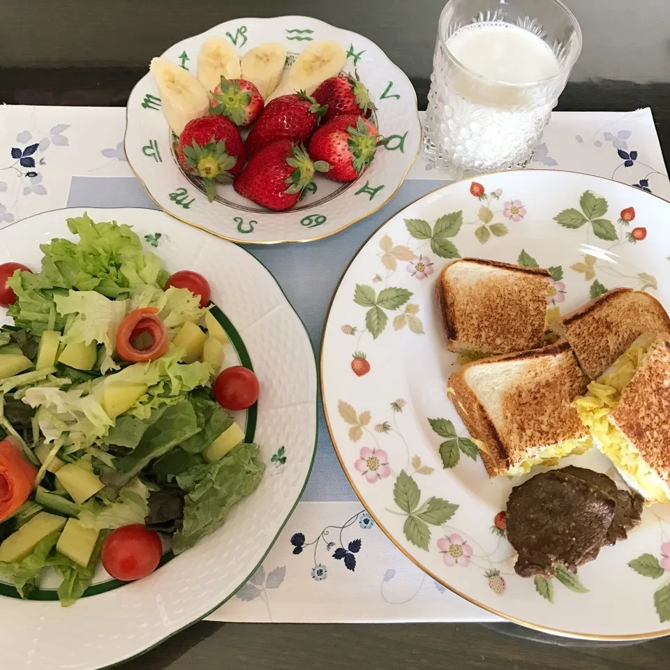 春のサラダと旦那さんの焼肉定食の残りのお肉とトーストサンド。|tamemitiさん