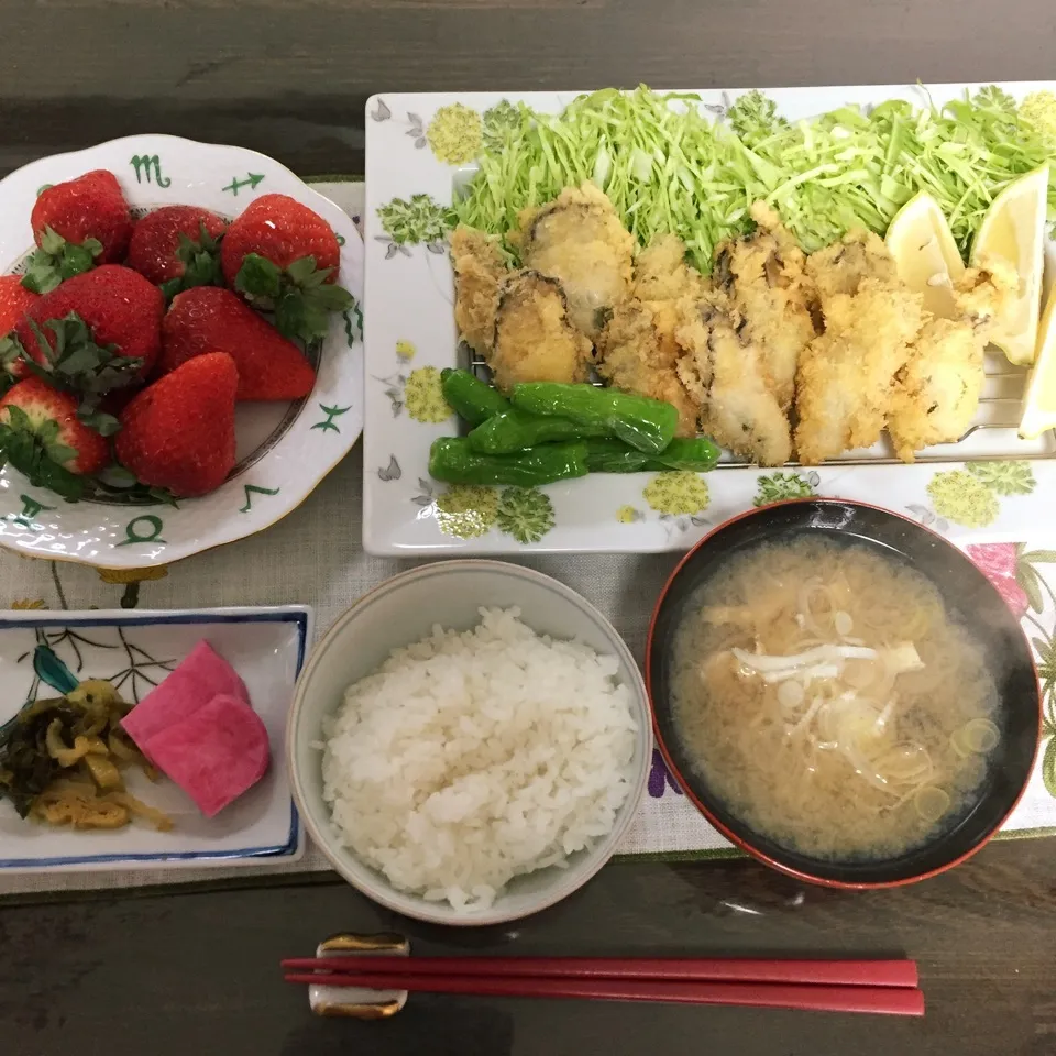 Snapdishの料理写真:大食いのカキフライ定食💕|tamemitiさん