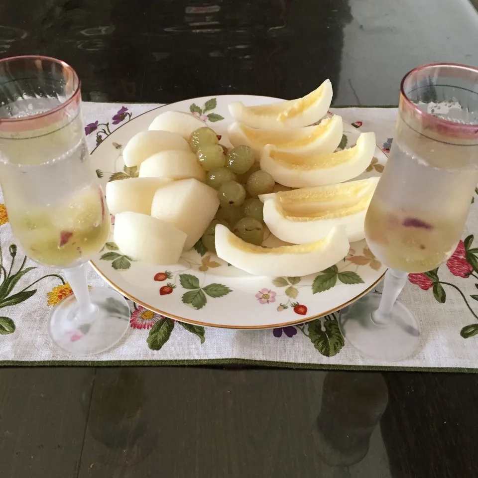 Snapdishの料理写真:大阪あまりの暑さに凹む💦で冷やした果物を🙋🏻|tamemitiさん