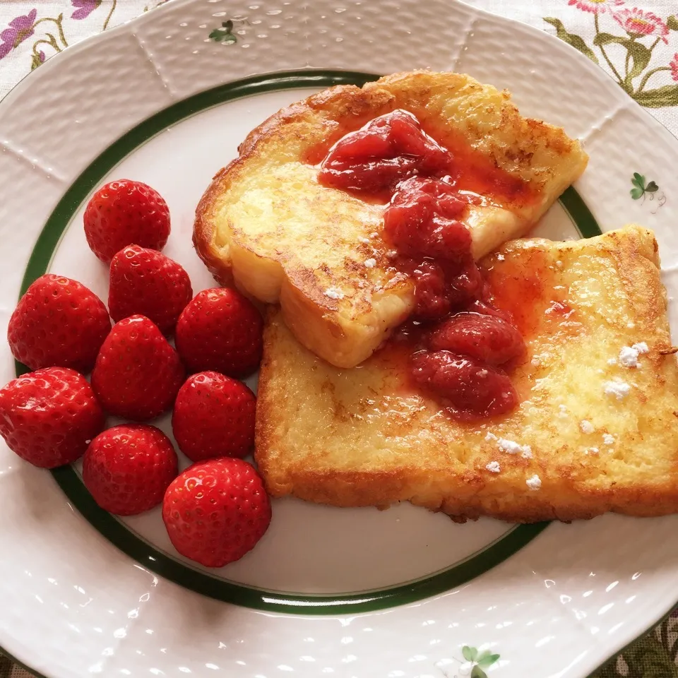 Snapdishの料理写真:イチゴたっぷりフレンチトースト🍓召し上がれ🙋|tamemitiさん