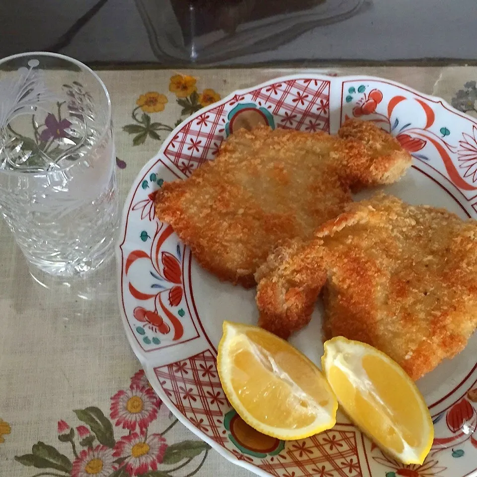 Snapdishの料理写真:3枚280円の豚ステーキ肉で絶品シュニッツェル風|tamemitiさん