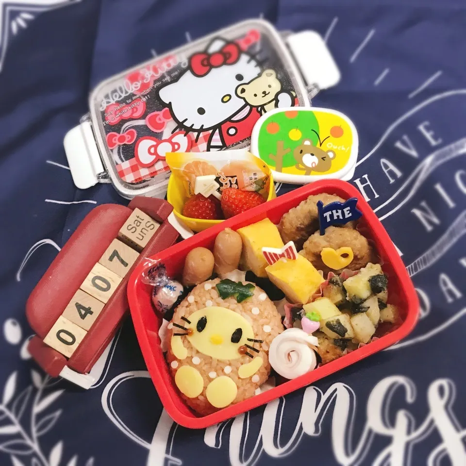 小4・娘弁当(🍓の被り物⁉️をしたキティもどきキャラ弁）|みきじょ〜さん