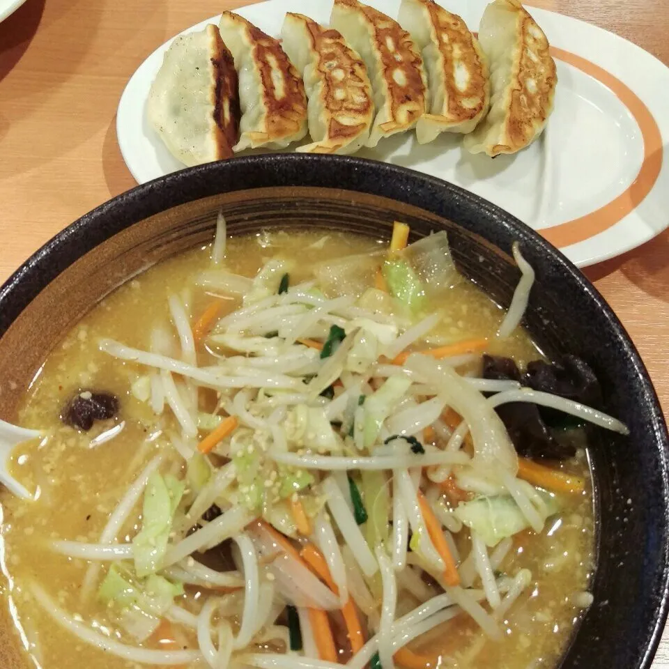 Snapdishの料理写真:ラーメン🍜🍥餃子🌸|じゅんさん