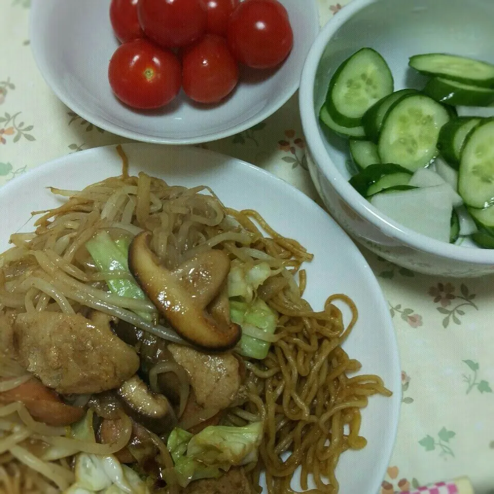 焼きそば&きゅうり漬物&トマト🍅|じゅんさん