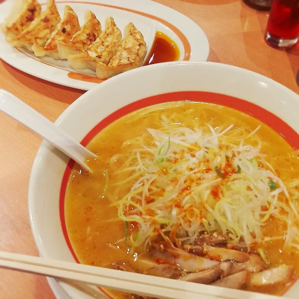 Snapdishの料理写真:ネギ味噌ラーメン🍜&餃子|じゅんさん