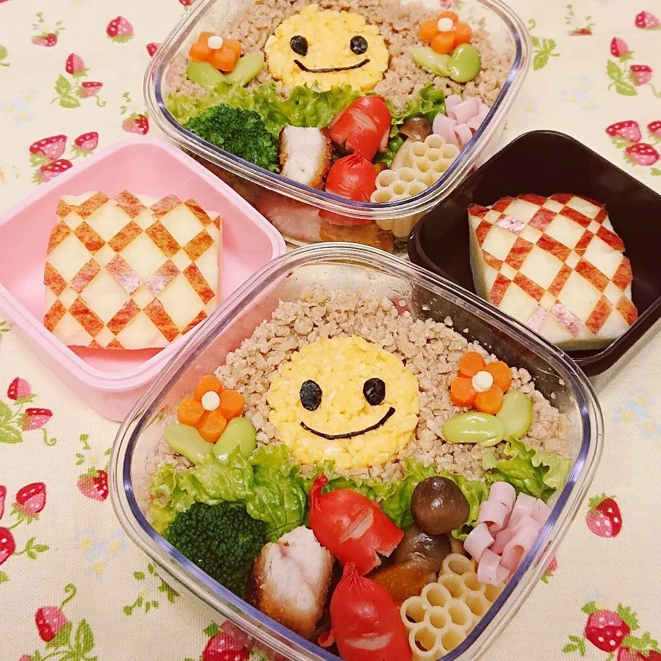 ニコちゃんそぼろ弁当♥️|みちゅあしさん