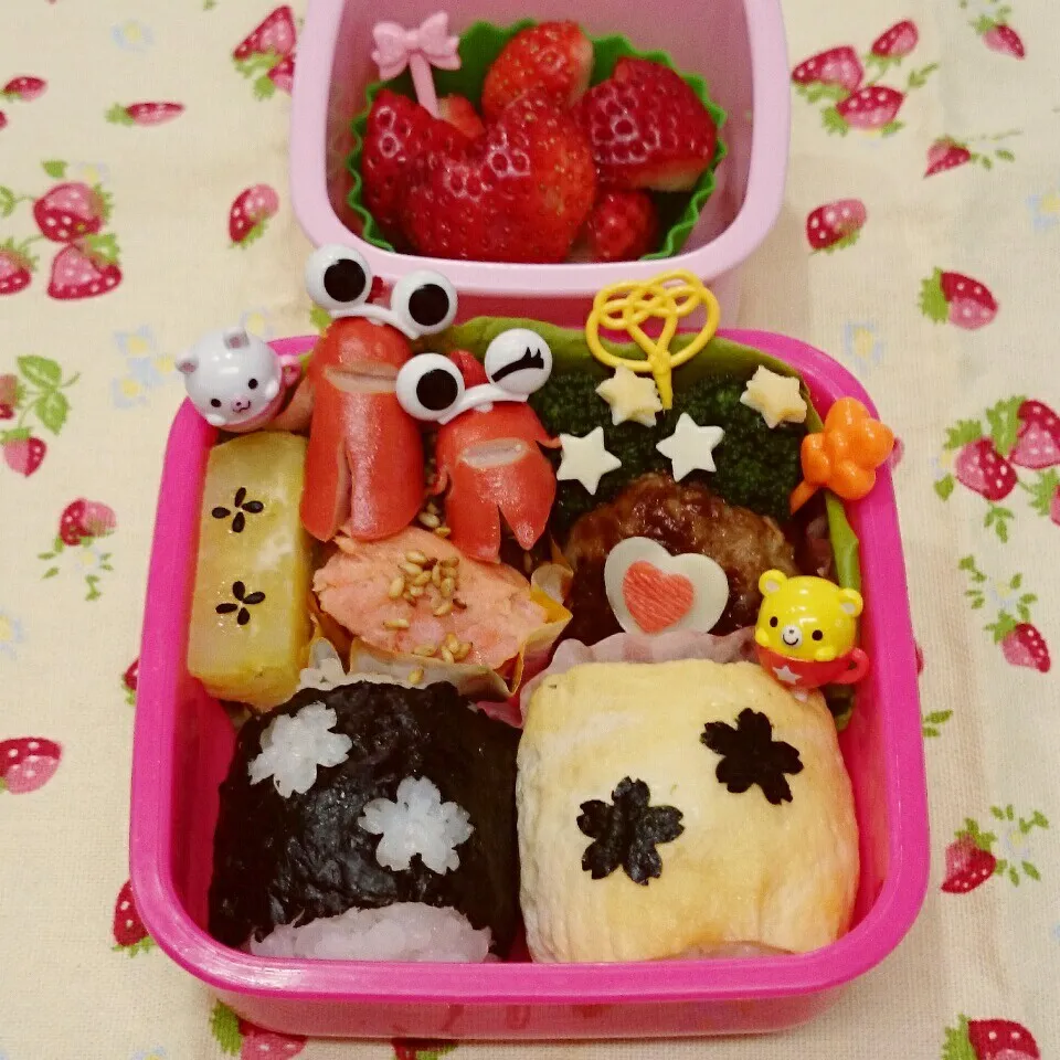 Snapdishの料理写真:お花おにぎり弁当🎵|みちゅあしさん