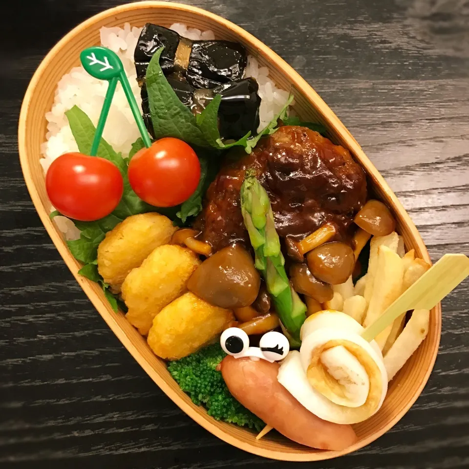 Snapdishの料理写真:今日の息子くん弁当♡ハンバーグ&ナゲット弁当♡|yu-chanさん