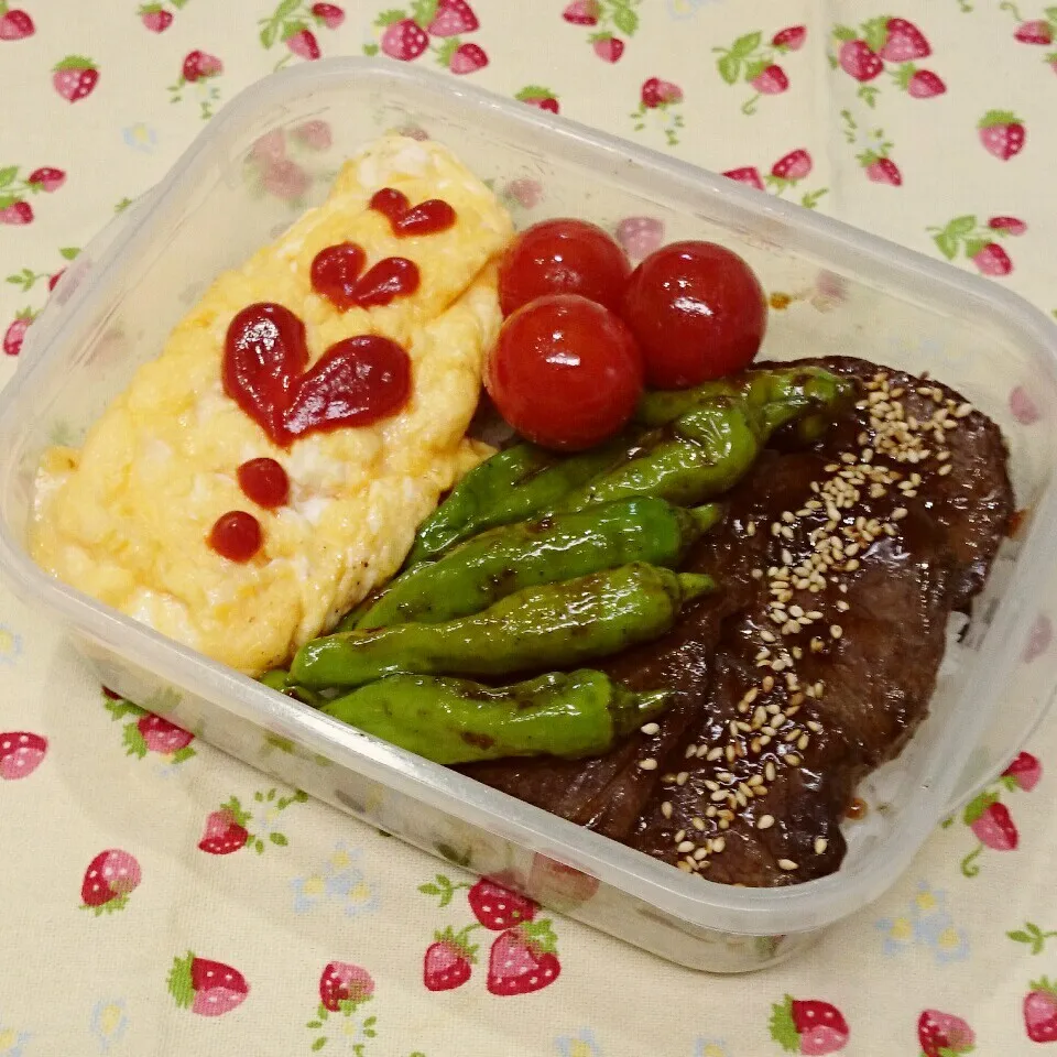 焼肉＆チーズオムレツのっけ弁当🎵|みちゅあしさん