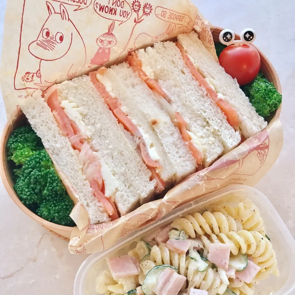 今日の息子くん弁当♡クリチとスモークサーモンのサンドイッチ♡|yu-chanさん