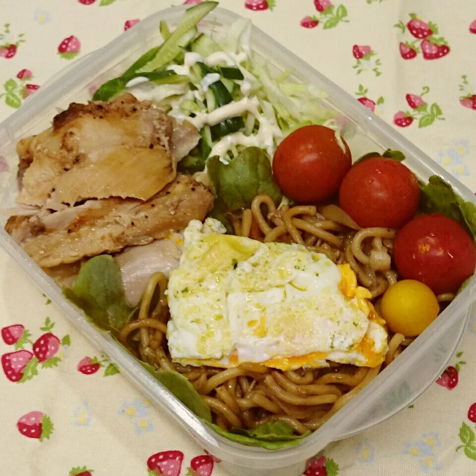 焼そば＆鶏もも焼きのっけご飯 弁当🎵|みちゅあしさん