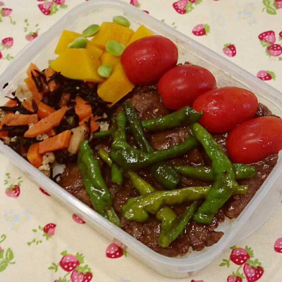 牛肉とシシトウ炒めのっけ弁当🎵|みちゅあしさん