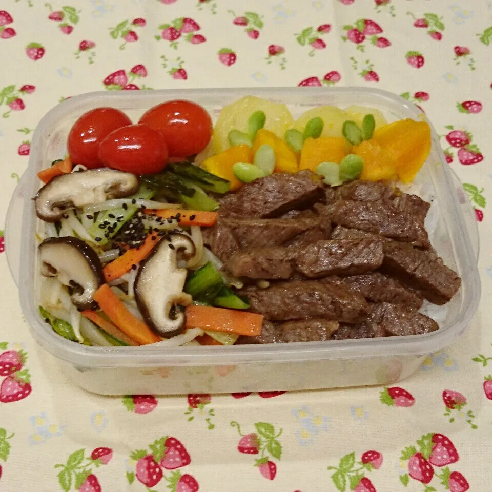 Snapdishの料理写真:カットステーキのっけ弁当♪|みちゅあしさん