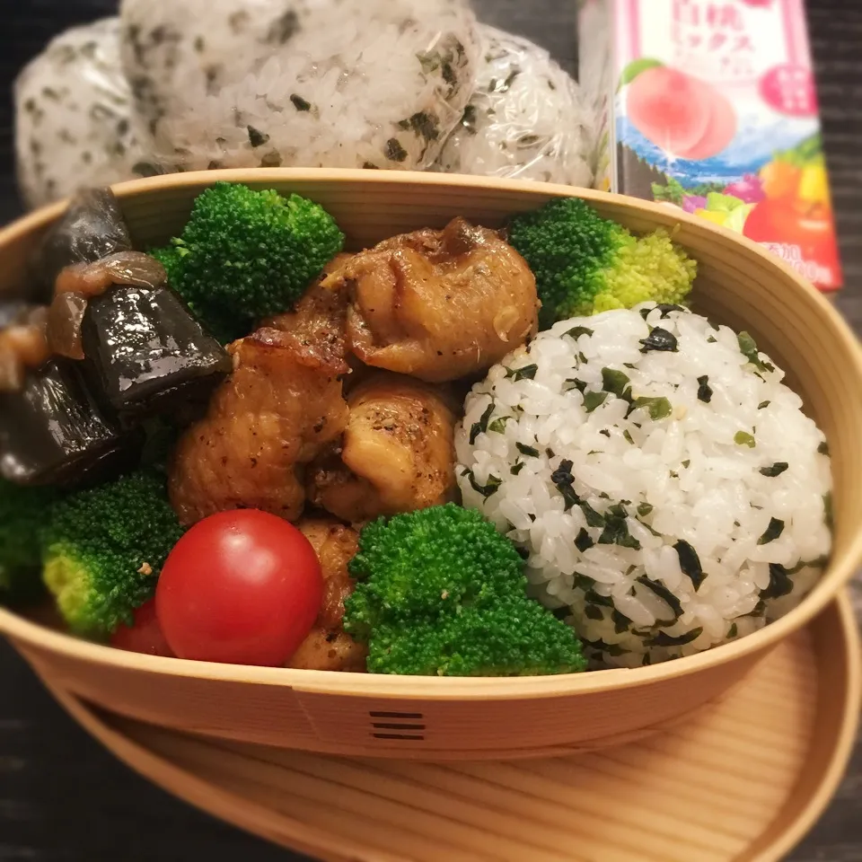 わかめオニギリと黒胡椒チキン♡今日のお弁当|yu-chanさん