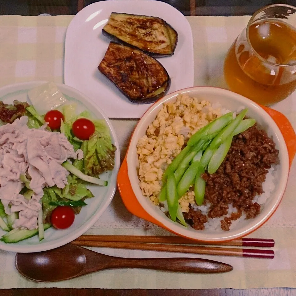 そぼろ丼と冷しゃぶサラダ、焼きナス。|NICOさん